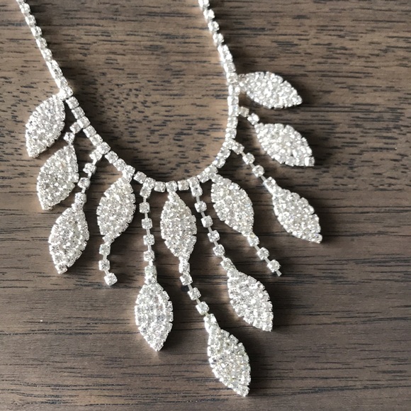 Le Chateau Sparkly Silver Statement Necklace - Picture 2 of 2